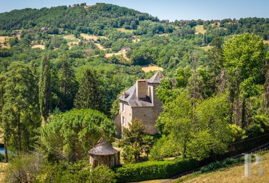 limousin - Dans le Midi corrézien, au sein de la vallée de la Dordogne,  un château seigneurial, ses dépendances et près de 14 ha de terres
